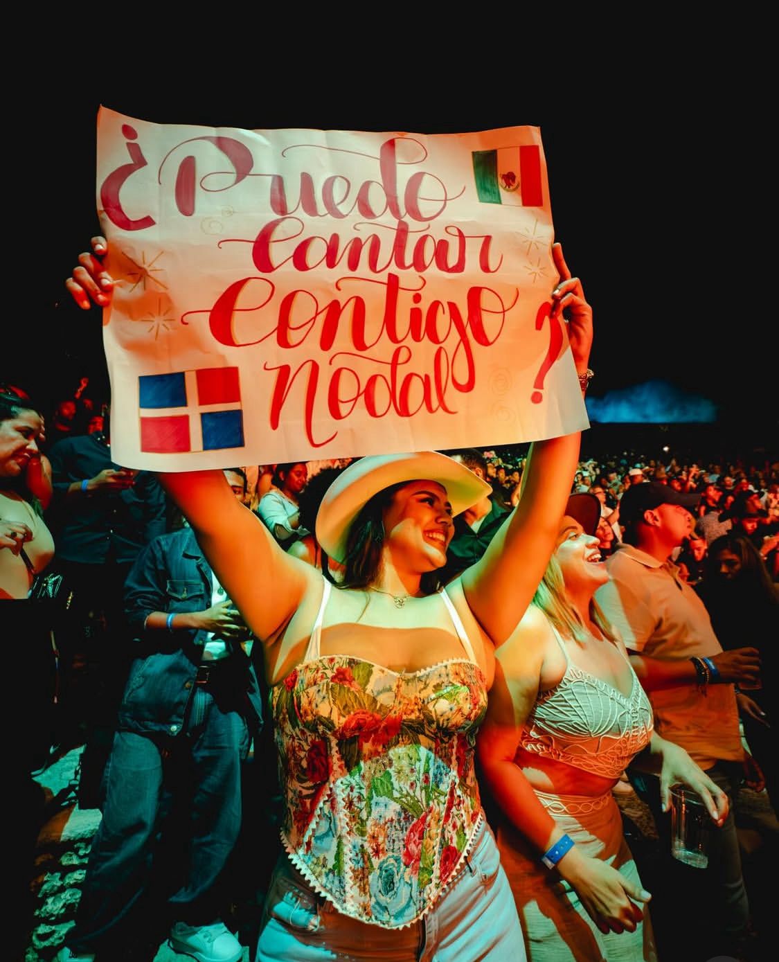 Fanática de Nodal cumple su sueño de cantar junto a él