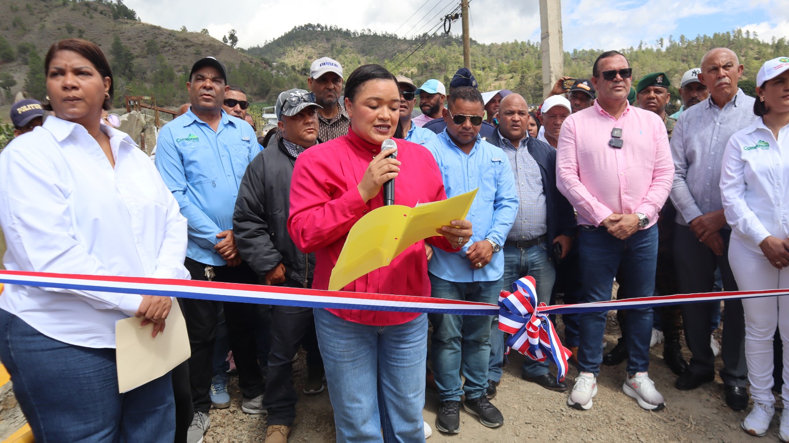 Regidores de Constanza inauguran puente sobre el río