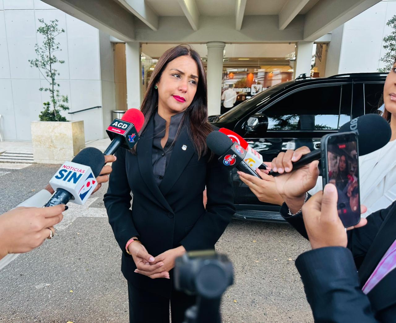 Selinée Méndez, entre lágrimas, despide a Carlos