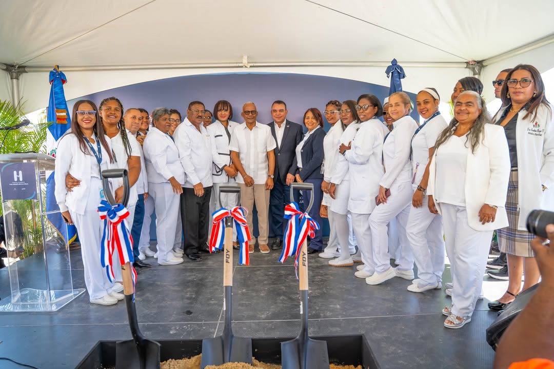 Director del SNS da primer palazo para construcción