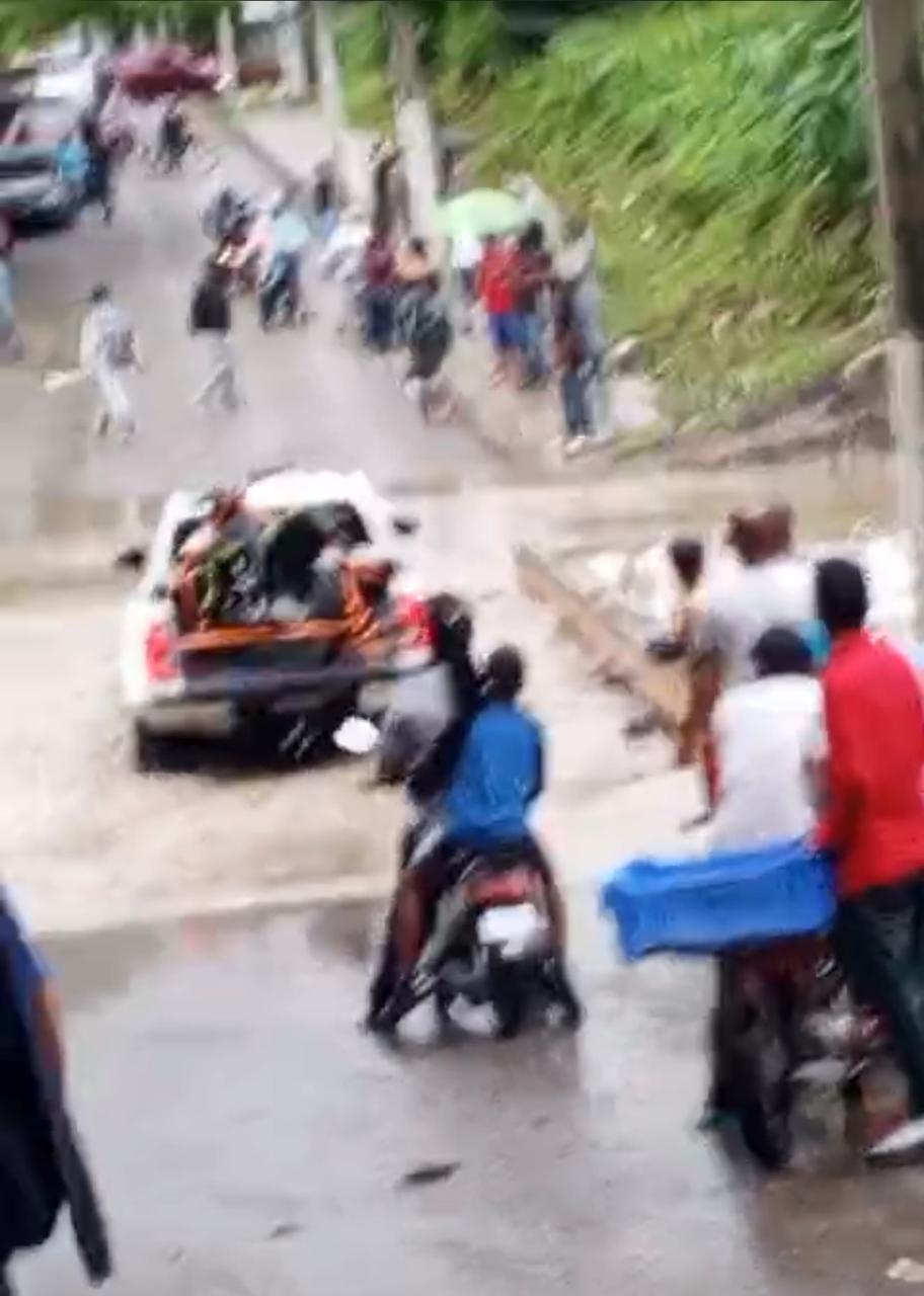 Desborde de cañada afecta tránsito en puente