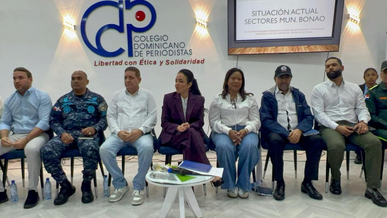 Ministra Faride Raful escucha reclamos y coordina soluciones