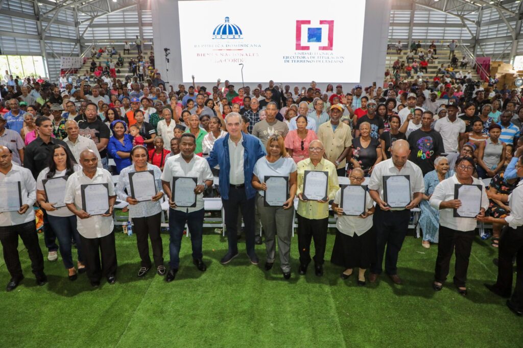 Abinader entrega títulos en parcela 1-B de Los Guandules