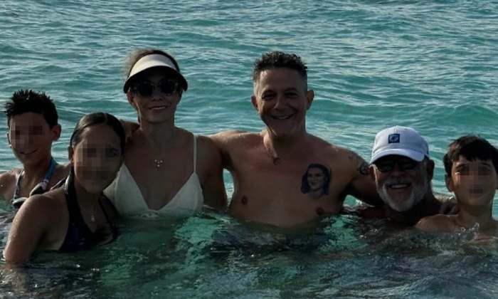 Alejandro Sanz rinde homenaje a víctimas del Jet Set