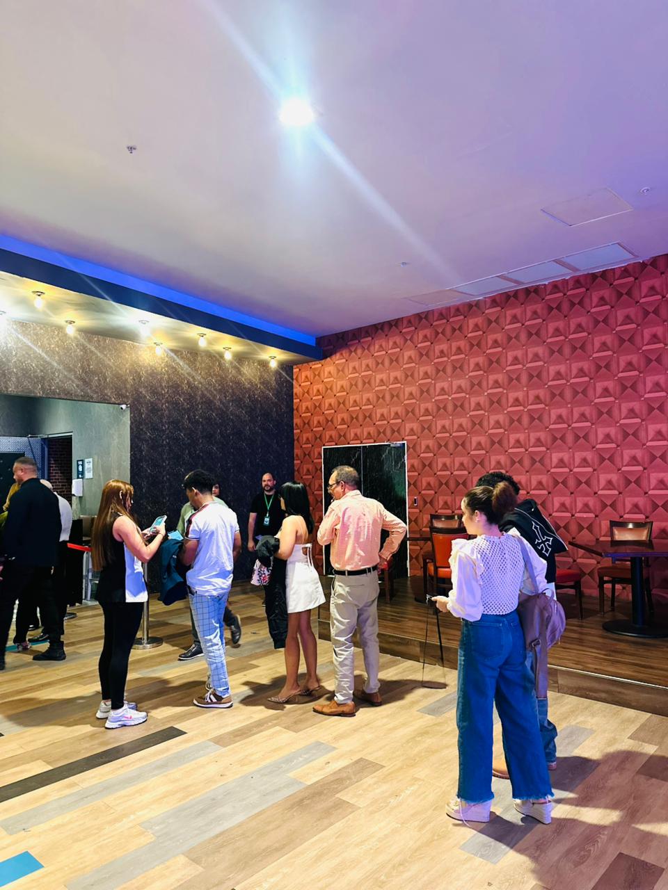 Fanáticos llegan a Hard Rock Café Santo Domingo