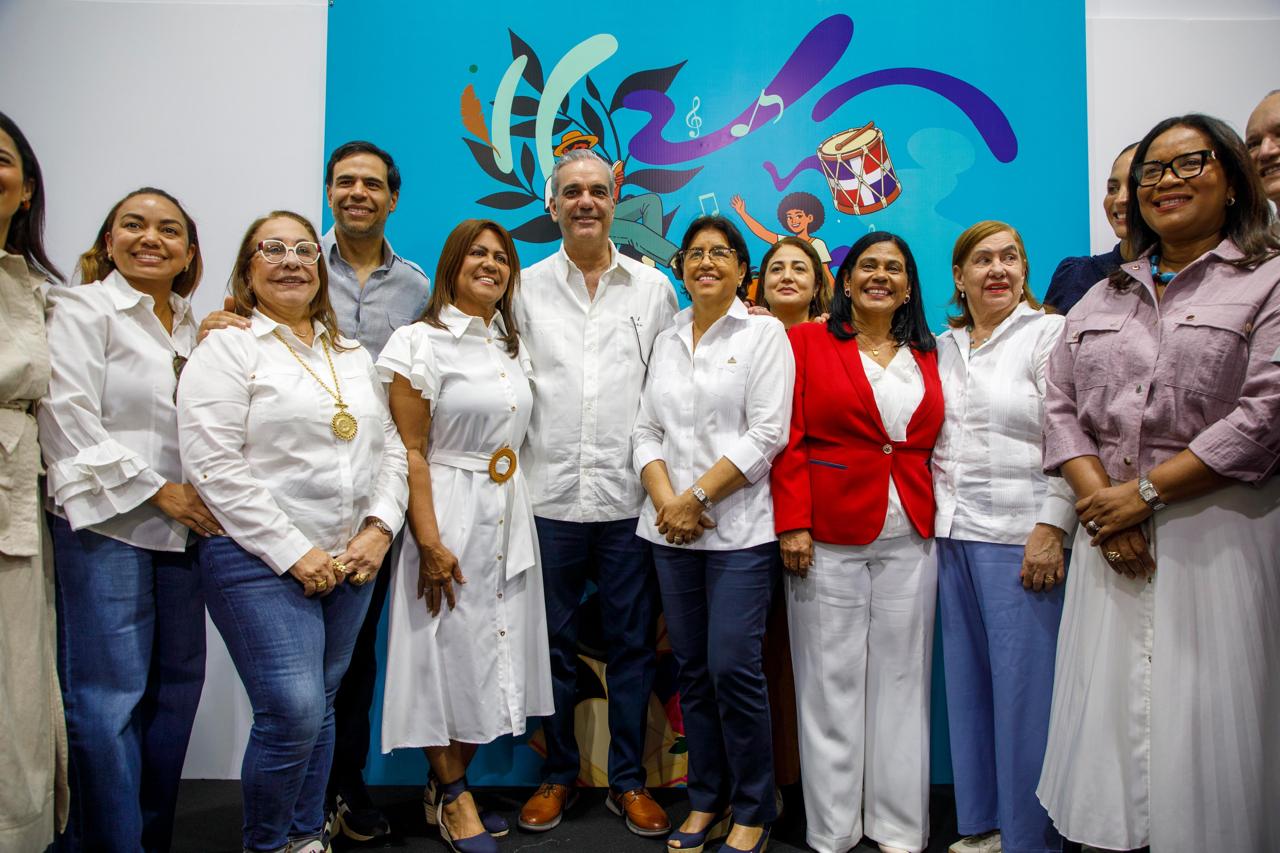 Abinader recorre Feria Regional del Libro Santiago 2026