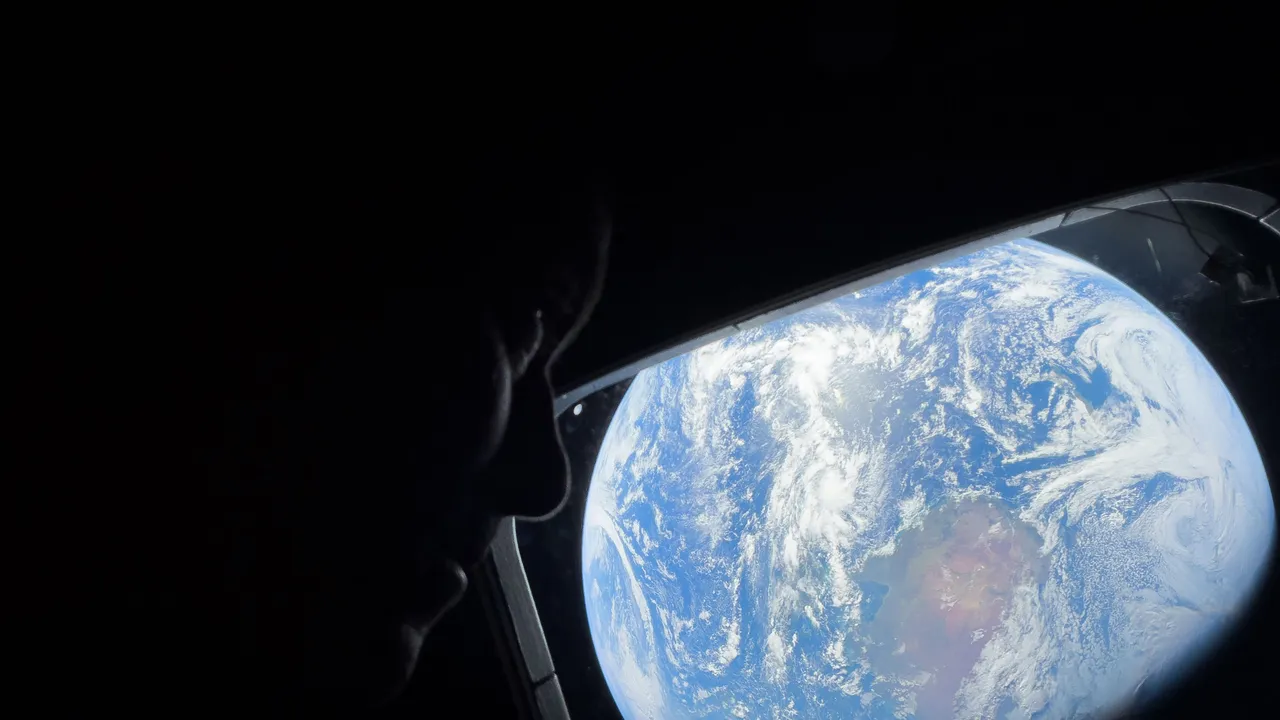 4 detalles de las fotos que Artemis II tomó rumbo a la Luna que confunden a todos en internet
