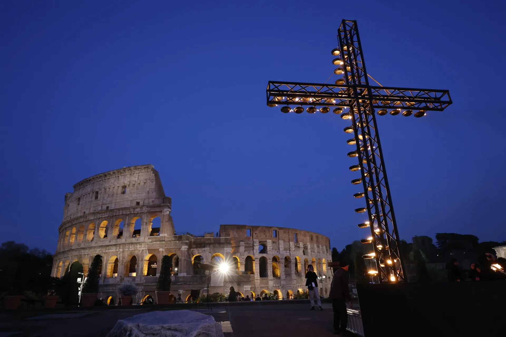 León XIV llega al Coliseo para su primer Viacrucis