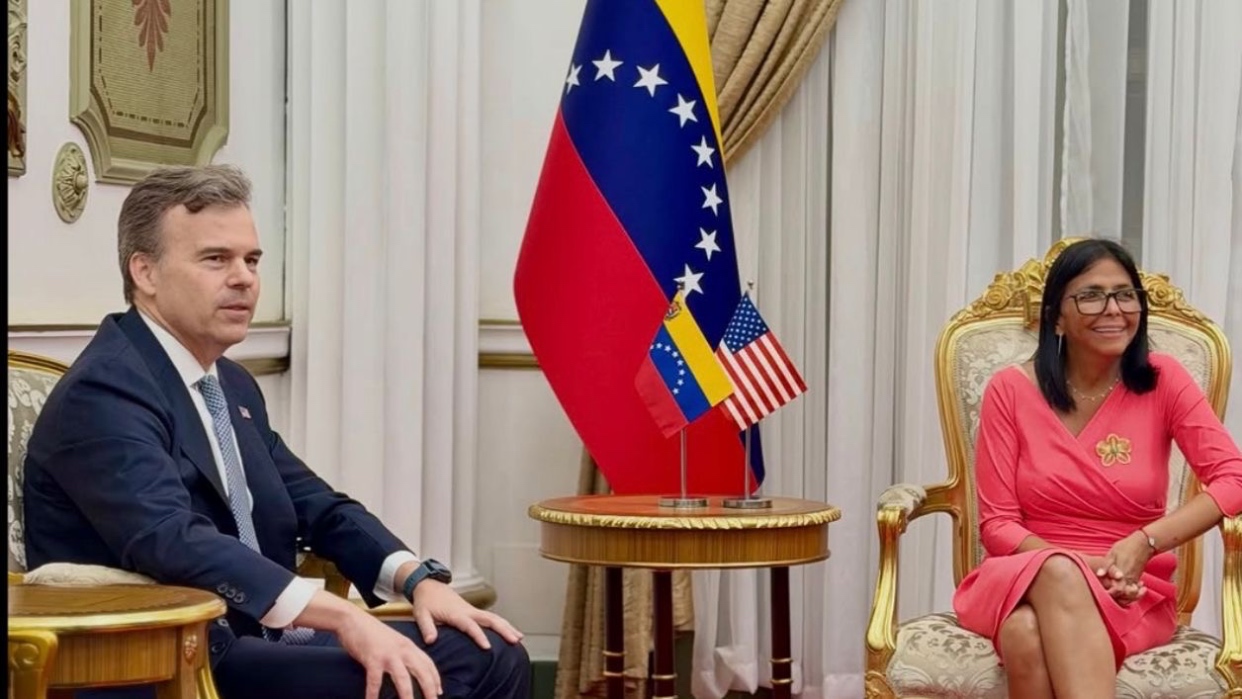 Delcy Rodríguez recibe al nuevo encargado de negocios