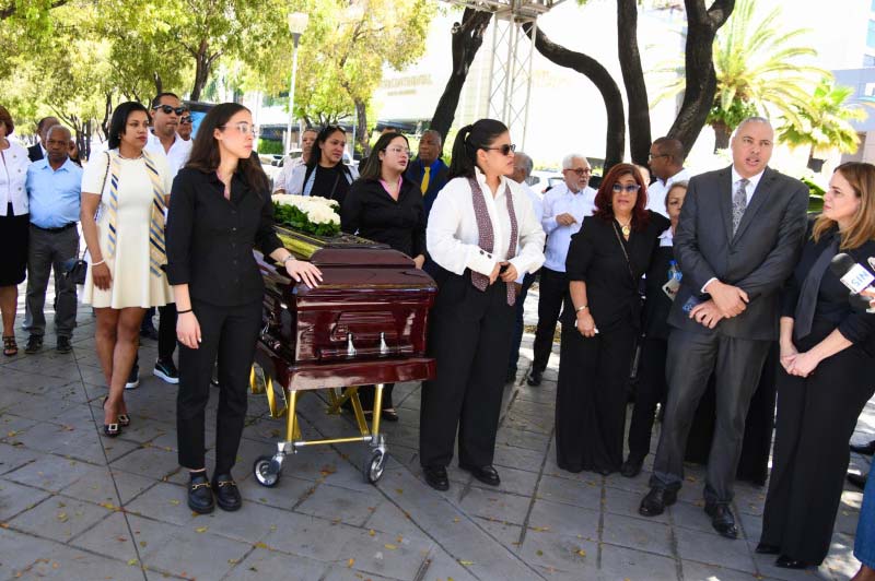 Emotiva despedida a Carlos Batista: palabras de sus hijos conmueven y resaltan su legado