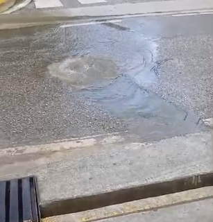 Denuncian desbordamiento de aguas residuales frente