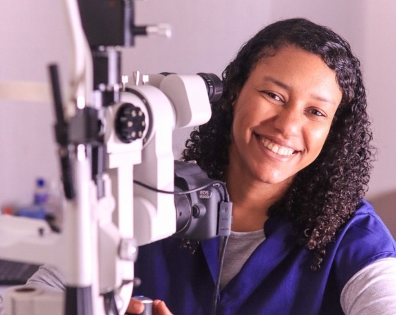 Oftalmóloga alerta sobre aumento de ojo seco infantil en niños con Miopía
