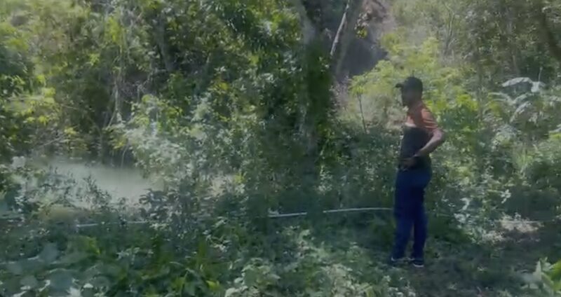 Derrumbe mantiene represado el río Quinigua y genera alarma