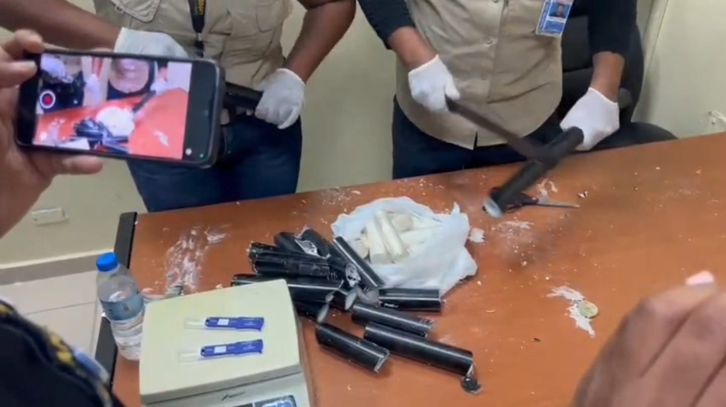 DNCD ocupa cocaína oculta en tubos de maletas y arresta a española en aeropuerto del Cibao