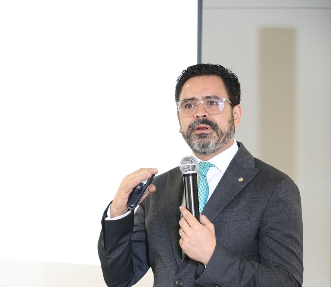 Economista Fuentes advierte sobre presión inflacionaria y bajo crecimiento por conflicto en Medio Oriente