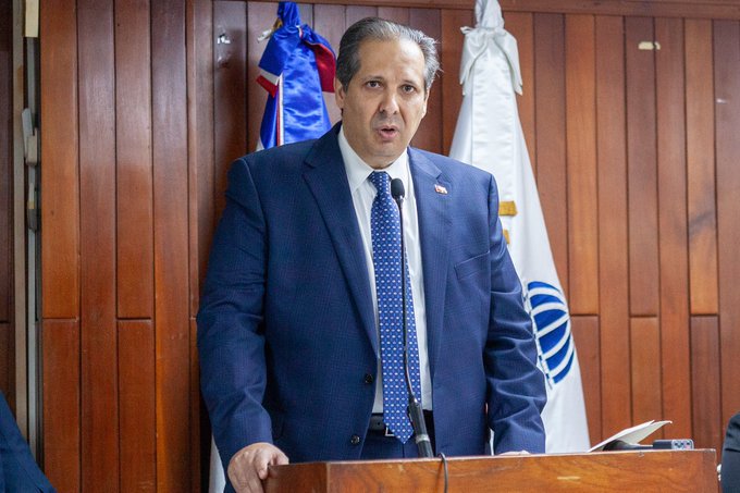 Gobierno coordina retorno de médicos dominicanos