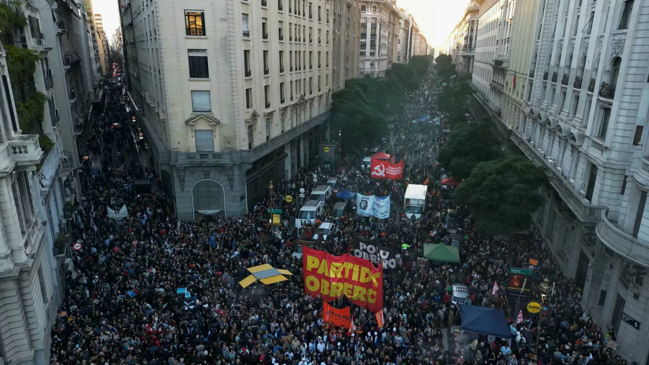 Argentina vive nueva protesta masiva por crisis en universidades públicas
