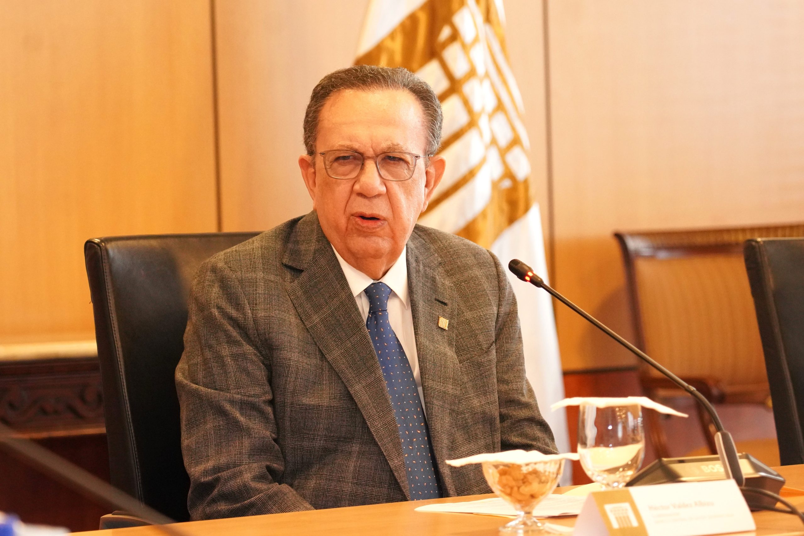 Valdez Albizu se reúne con banqueros y pasa balance a la economía