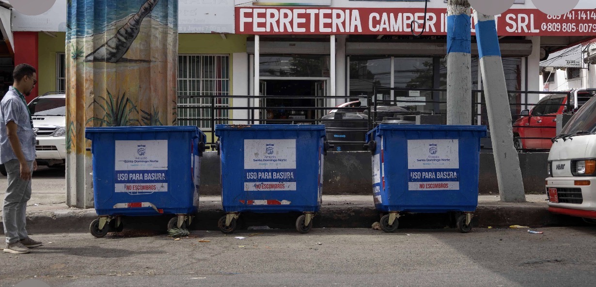 Ayuntamiento de Santo Domingo Norte coloca 150 contenedores para enfrentar crisis de basura
