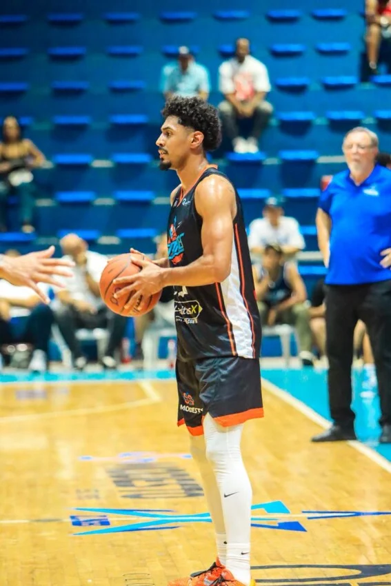 Romeao Ferguson anota triple para darle triunfo a Titanes