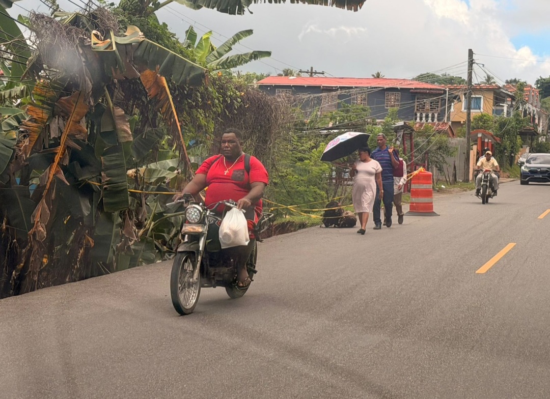 Derrumbe en carretera del sector Honduras, Santa Bárbara de Samaná, representa peligro latente para la població | De Último Minuto