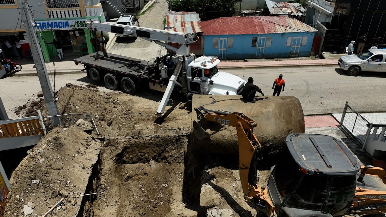 MICM y CECCOM desmantelan estación clandestina que operaba con tanques soterrados en San Juan