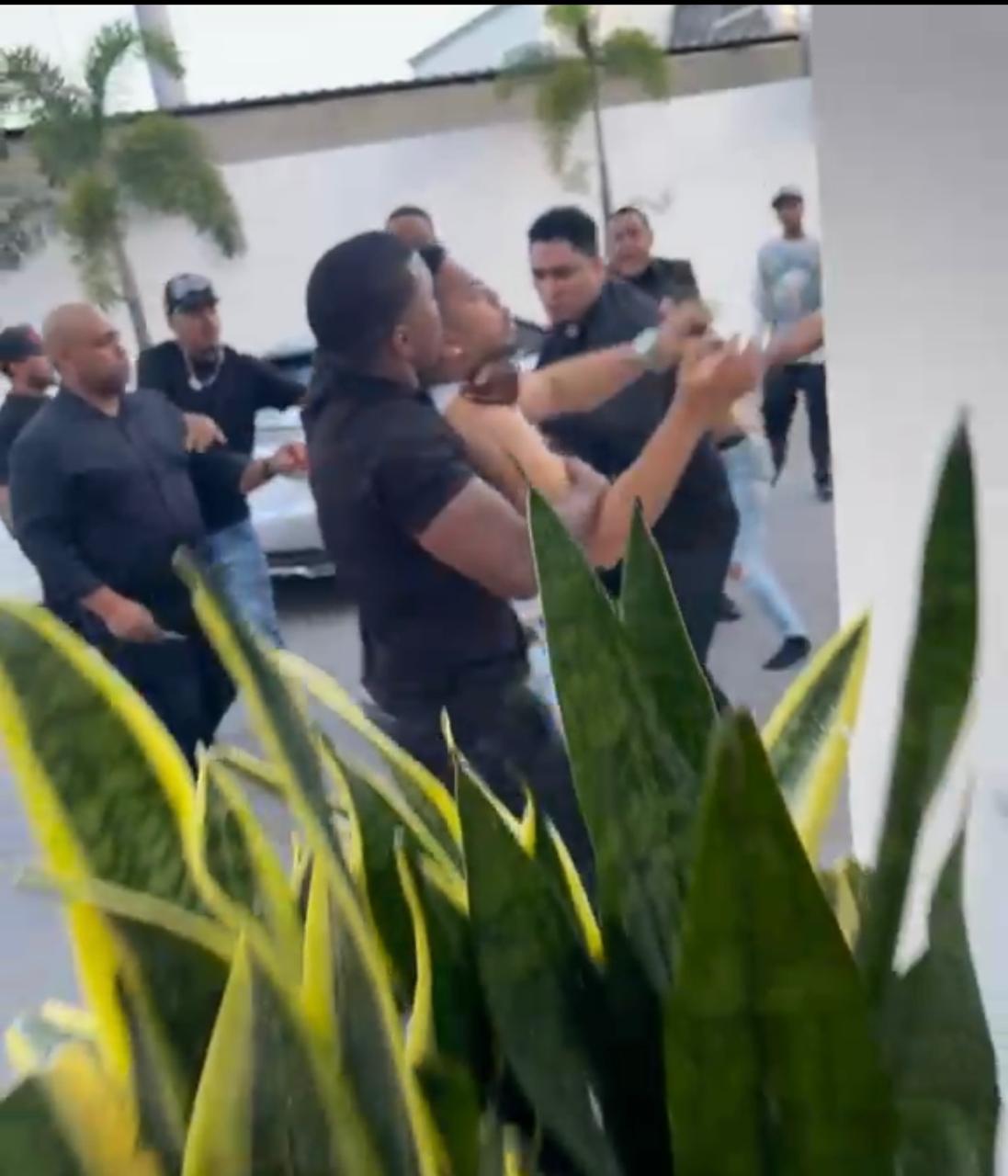 Pleito violento entre varias personas registrado en parqueo de supermercado provoca tensión en Santiago