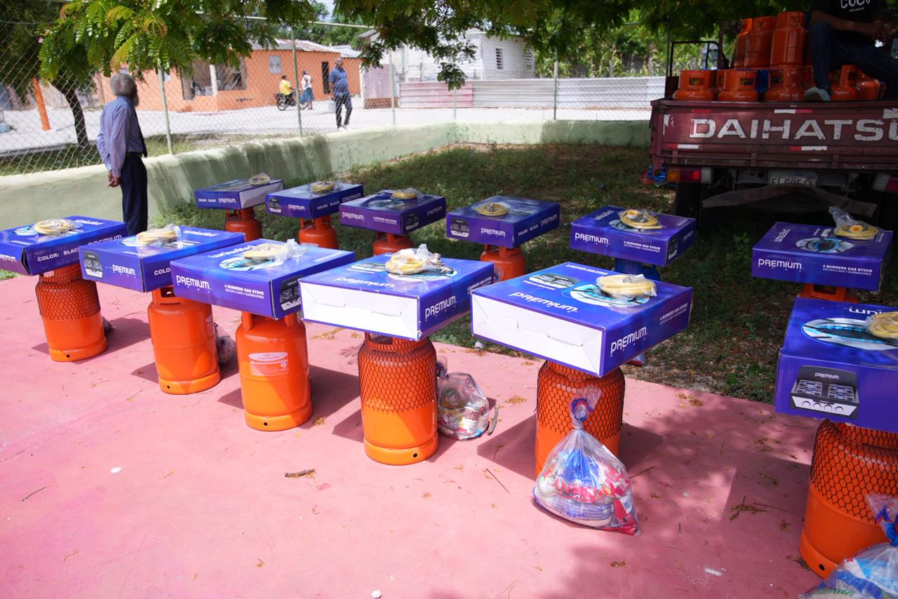 Energía y Minas sigue entrega 100 kits de cocinas en Independencia