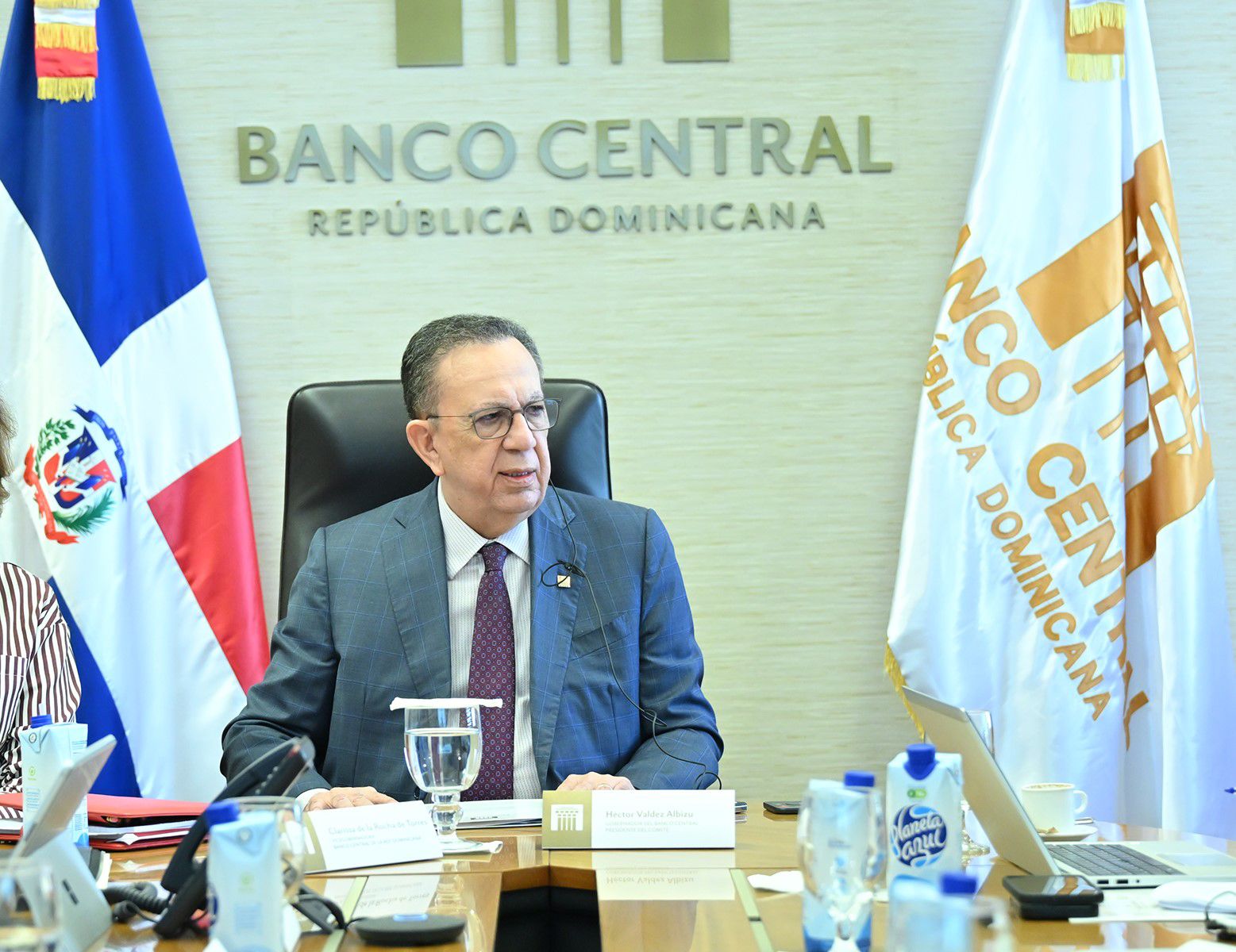 Valdez Albizu recibe delegación de la Oficina de Asistencia Técnica del Departamento del Tesoro de EE.UU.