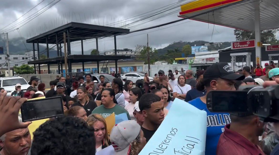 Familiares de Miguel Ángel Marinero “La Boa” protestan frente al destacamento de Jarabacoa exigiendo justicia