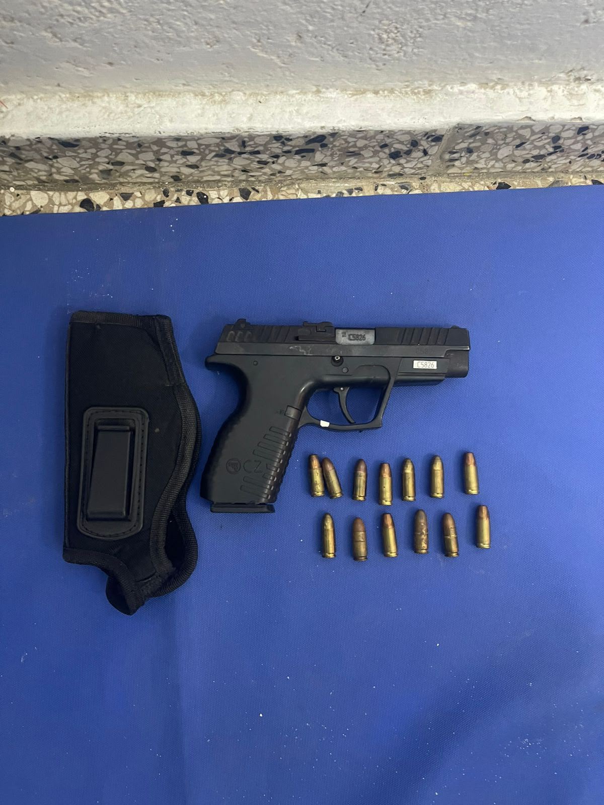 Policía ocupa tres armas, más de 200 gramos de presunta cocaína y arresta a una persona en La Vega