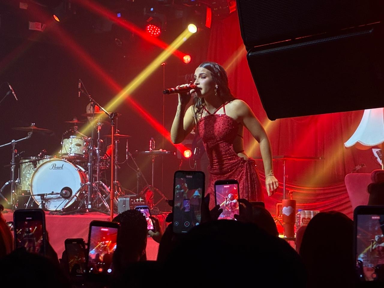 Zhamira Zambrano desata euforia en Hard Rock Café en el inicio de “Curita para el Corazón Tour”