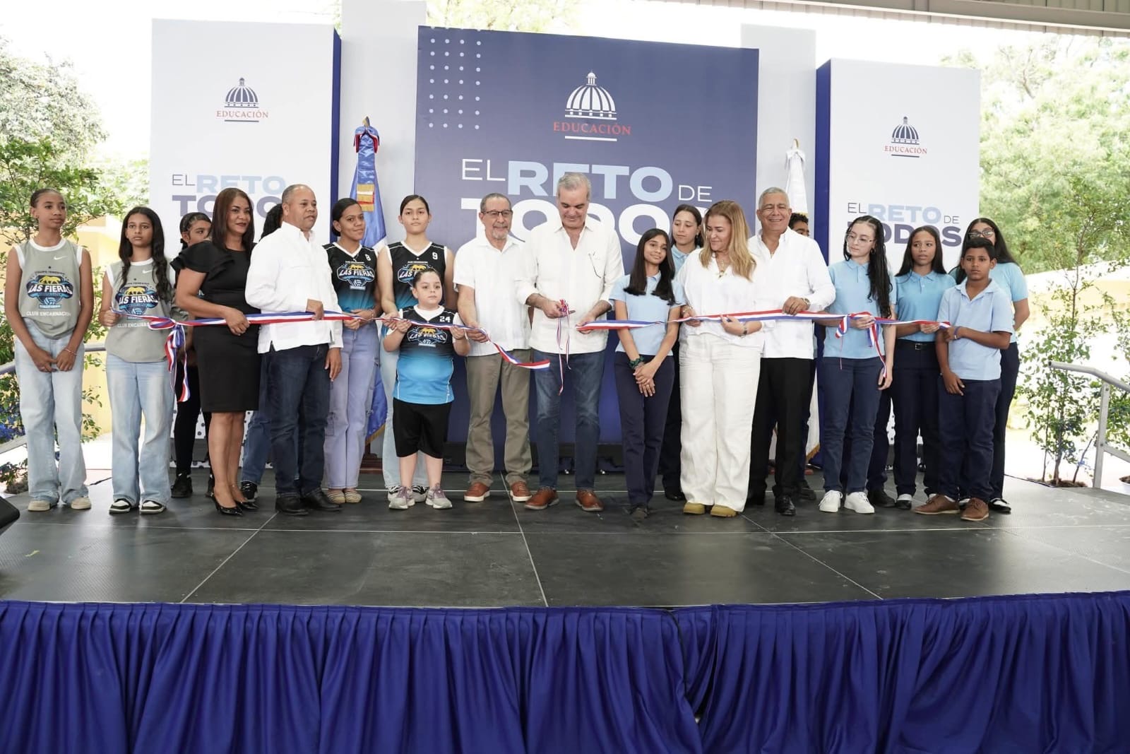 Gobierno entrega techado de cancha en liceo de San José de Ocoa