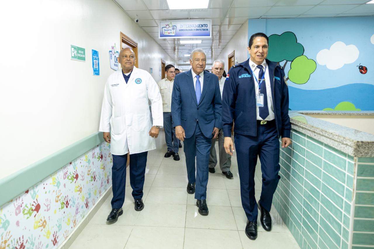Andrés Bautista, ministro Administrativo de la Presidencia, visita Hospital General Docente de la Policía Nacional