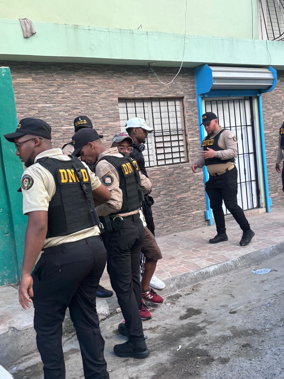 DNCD y MP realizan operativos en SDE; ocupan drogas, armas y dinero en efectivo