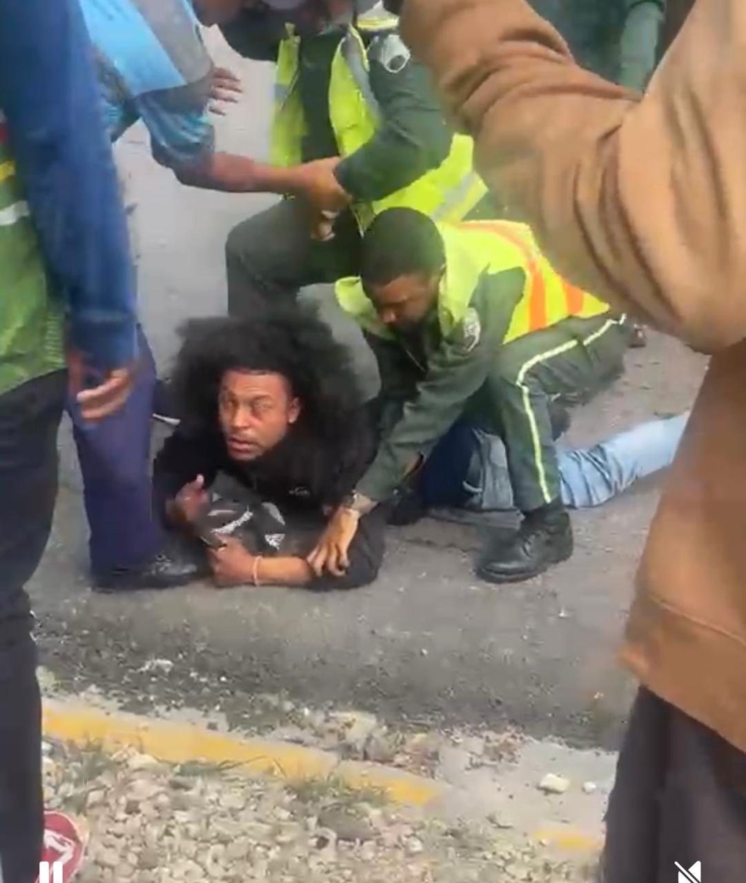Motoconchista herido de bala durante enfrentamiento con agente de la DIGESETT en Santiago