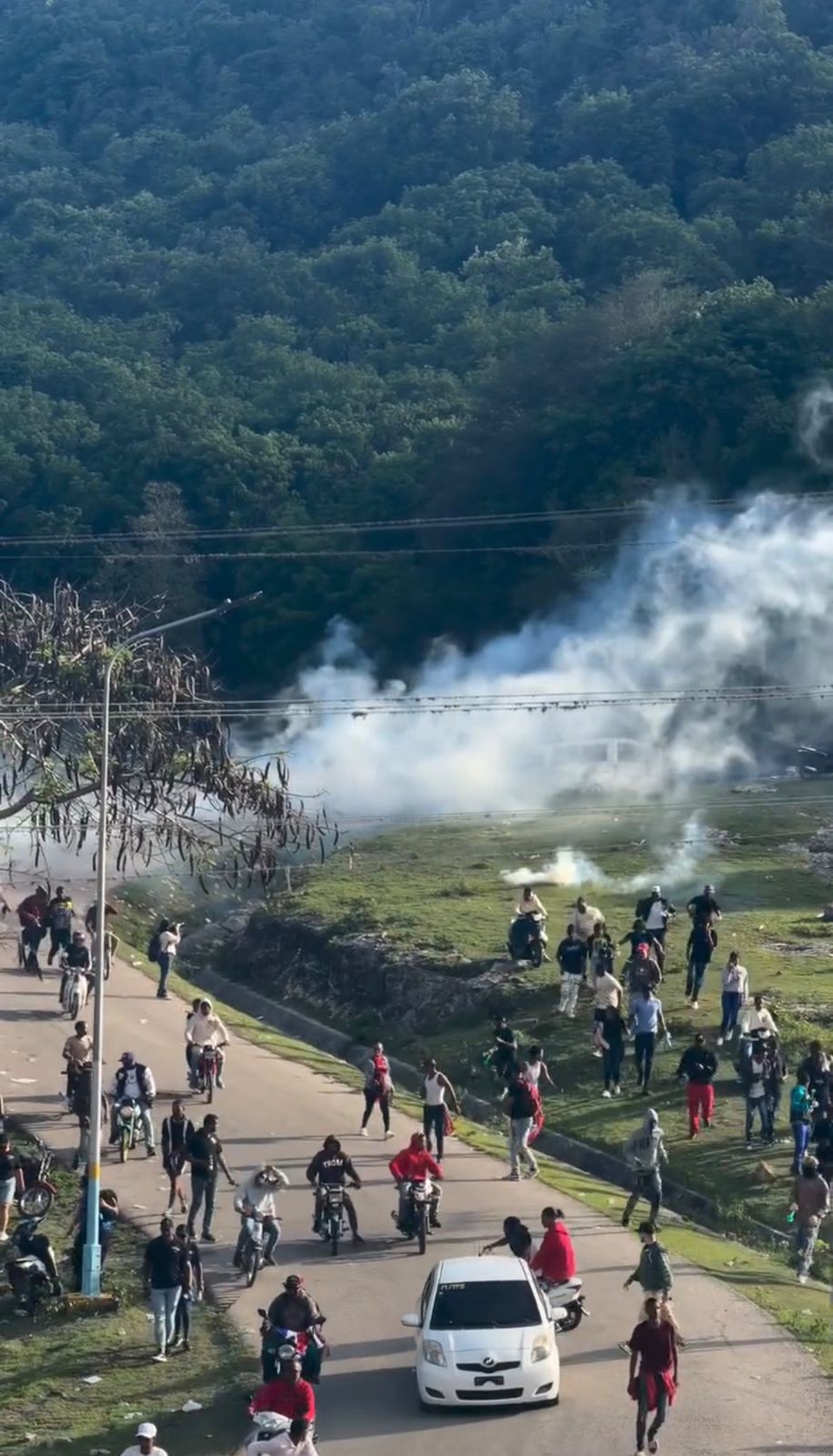 PN dispersa protesta en San Juan con bombas y agua a presión