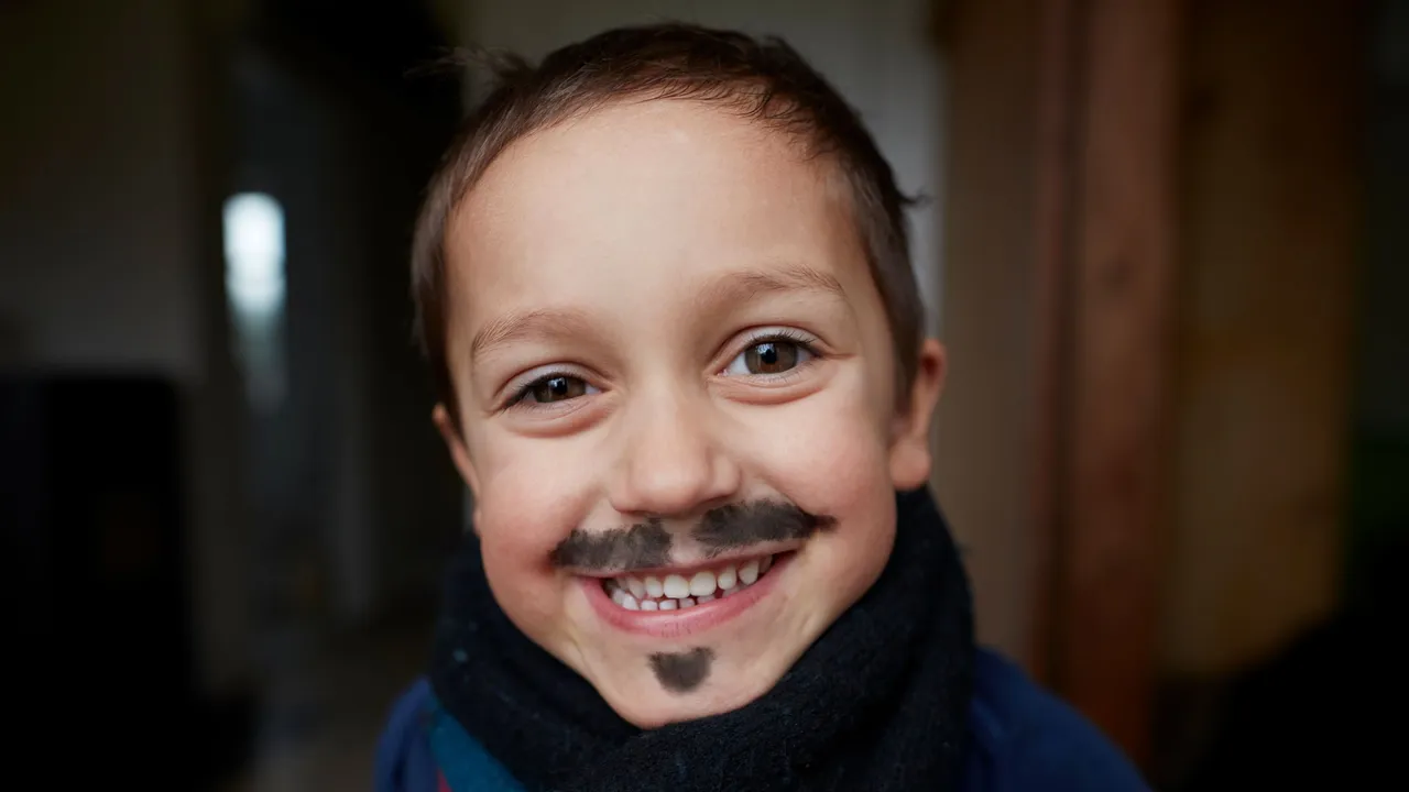 Niños con bigotes falsos burlan filtros de edad y Meta espera resolver el problema con la IA