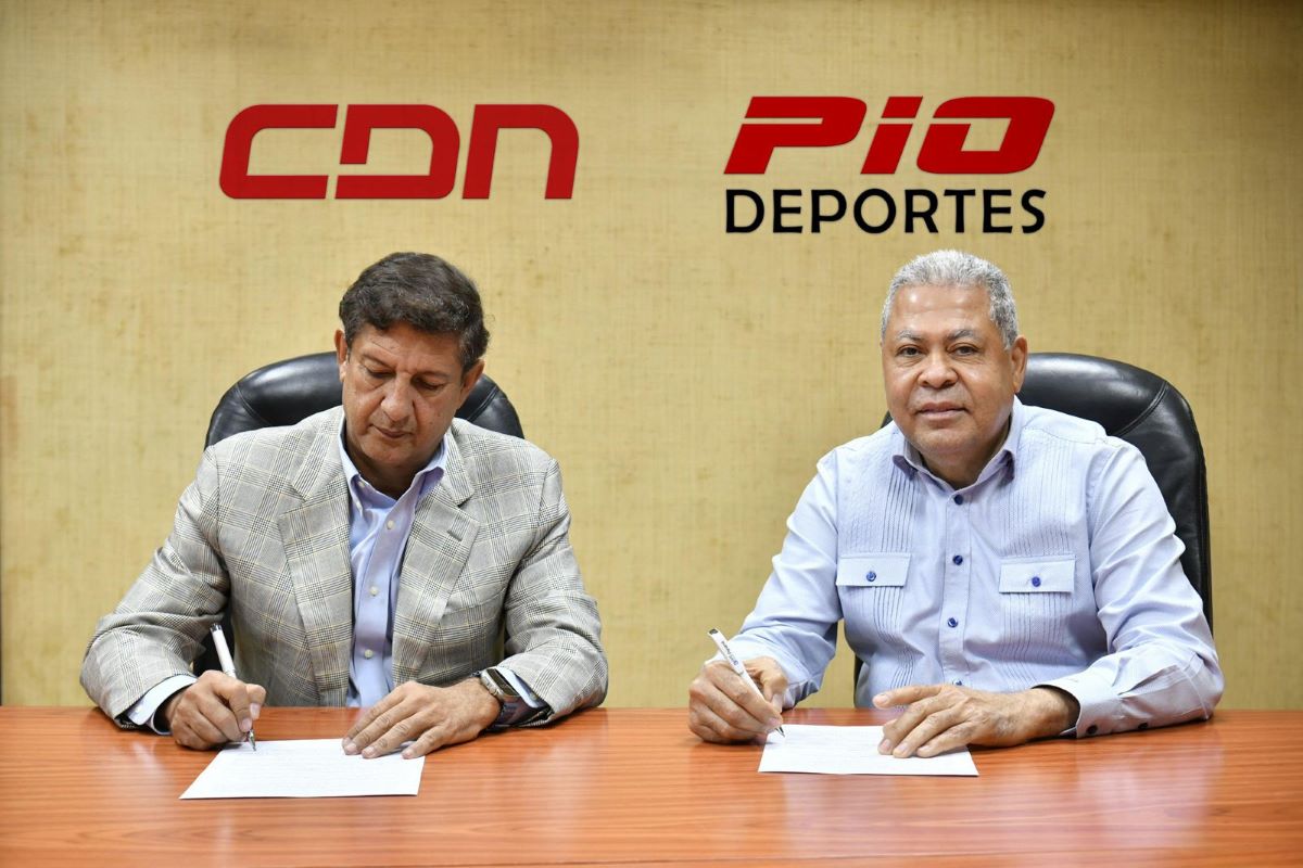 Manuel Estrella y Pio Santana firman convenio para transmisión Mundial