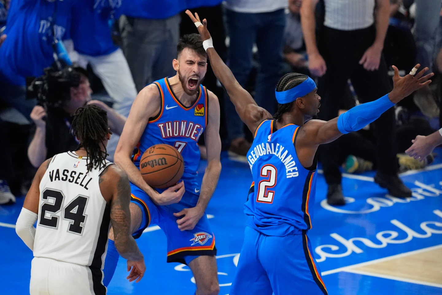 Gilgeous-Alexander anota 30 puntos y el Thunder empata serie con Spurs