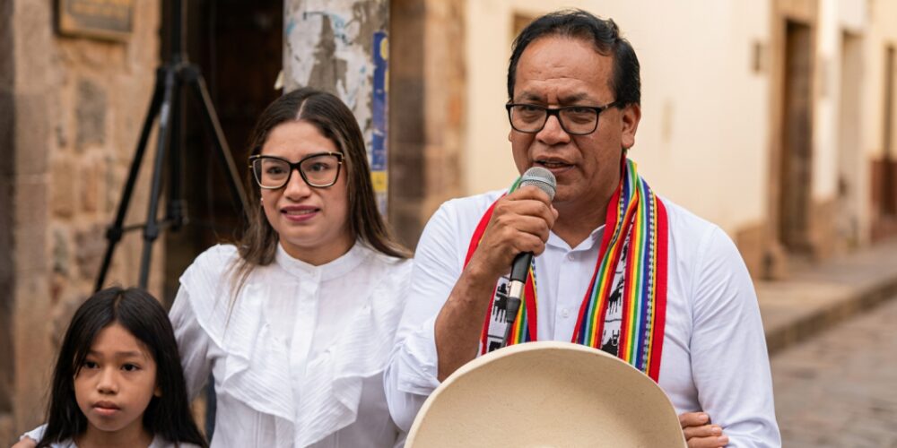 Sánchez inicia la jornada electoral en misa con su familia