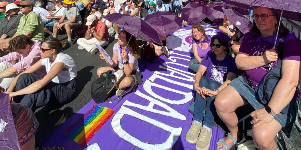 Colectivos LGTBI+ acuden a la misa del papa en Madrid
