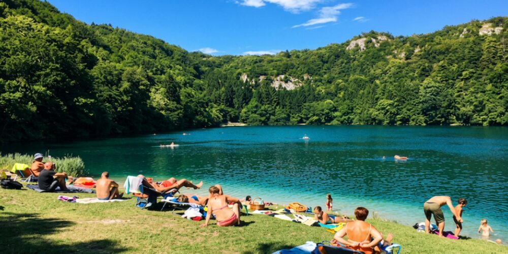Prohíben acceso a un lago a quienes no entiendan alemán