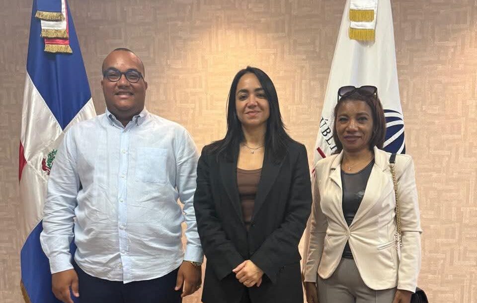 Ministra de Interior y Policía recibe comisión de Sábana