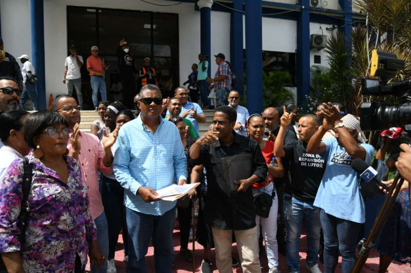Comunitarios de Hato Nuevo protestan frente a alcaldía
