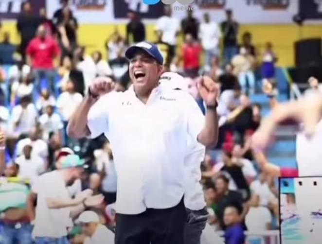 Se hace viral la celebración del senador Carlos Gómez tras triunfo de Los Héroes de Moca