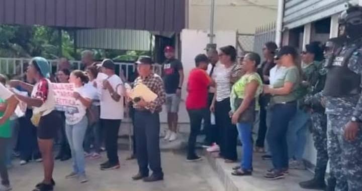 Apagones y cobros elevados de Edenorte desatan protesta pacífica en San Víctor