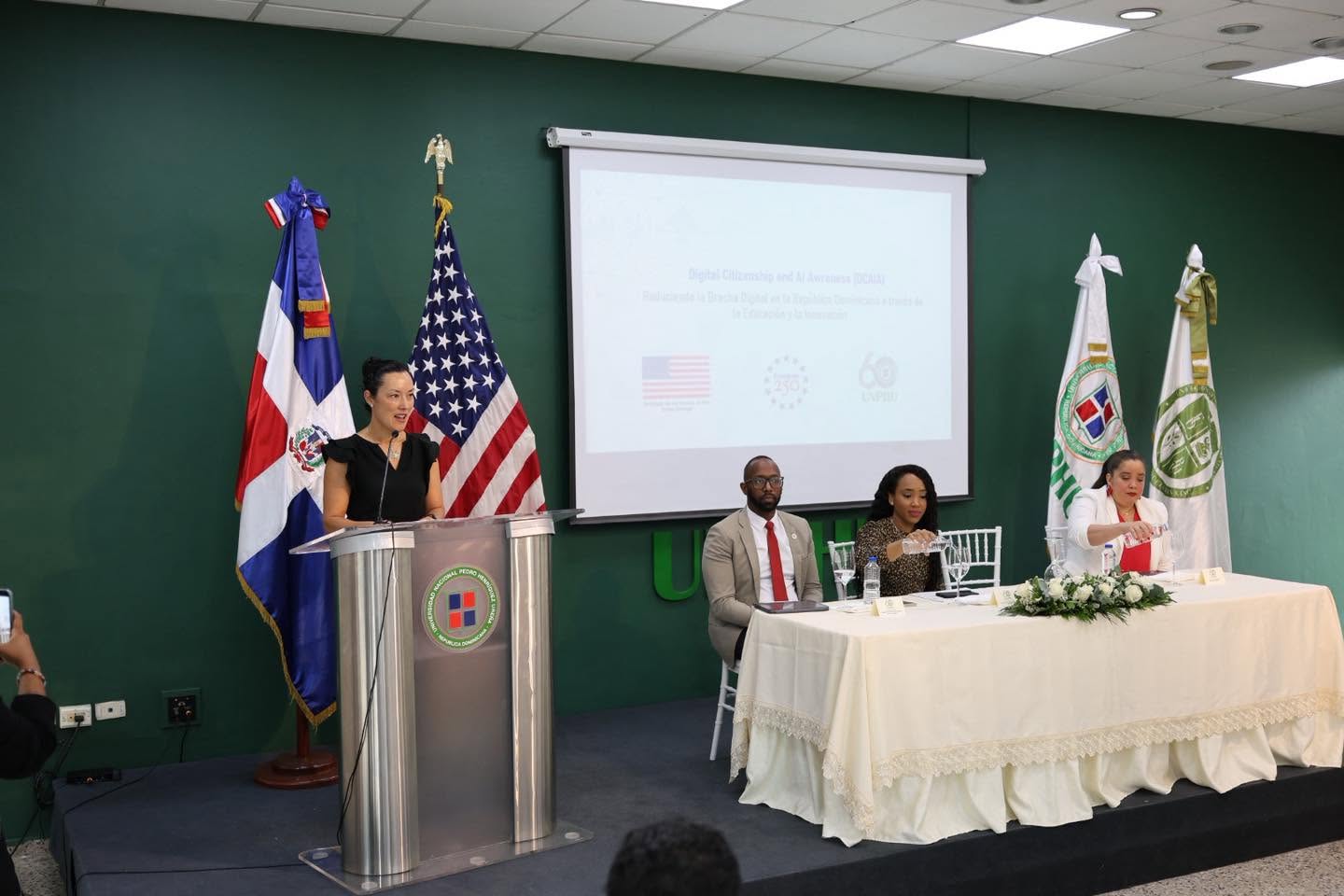 Embajada de EE.UU y UNPHU promueven educación digital e inteligencia artificial para la innovación