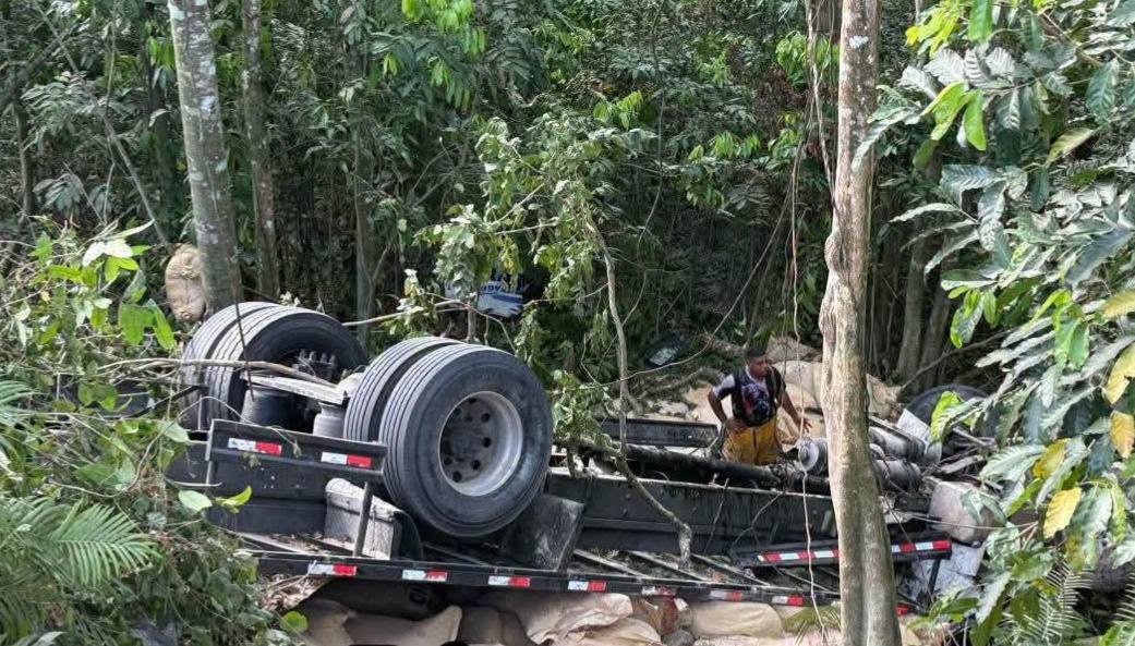 Tres hombres sobreviven de milagro tras caer camión por un barranco en La Cumbre de Puesto Grande Moca