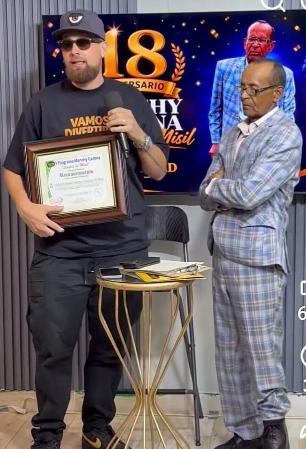 Monchy Cadena reconoce a El Piro de Somos Pueblo y a destacadas personalidades en su 18 aniversario